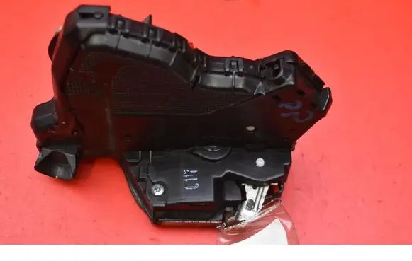 Toyota Auris 150 Front door lock 
