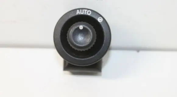 Land Rover Discovery 3 - LR3 Wing mirror switch XPB500180