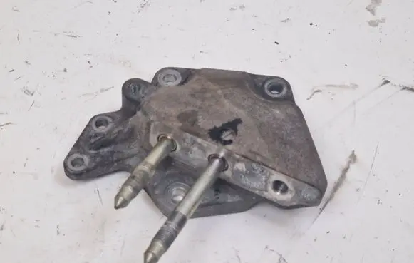 Mitsubishi Outlander Engine mounting bracket 