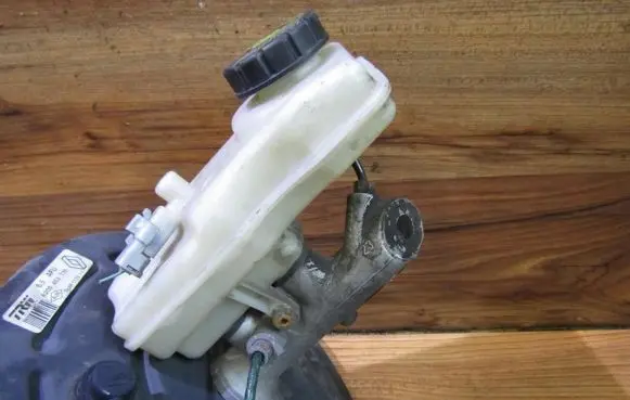 Renault Scenic II - Grand scenic II Master brake cylinder