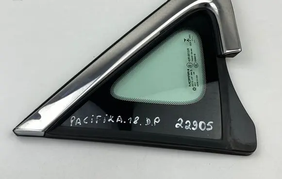 Chrysler Pacifica Front triangle window/glass 68227746AE 11171710917