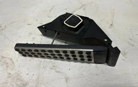 Mercedes-Benz C W204 Accelerator throttle pedal A2043000204 041111 0524