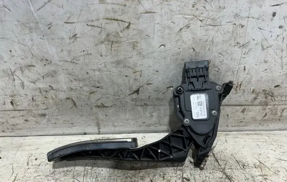 Opel Insignia A Accelerator throttle pedal 13237352