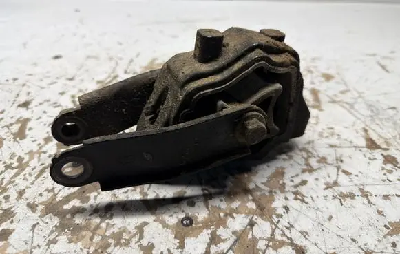 Volvo XC70 Engine mount bracket 