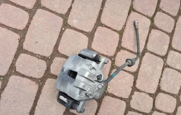 Opel Zafira C Front brake caliper 39171927