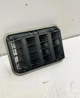 Quarter panel pressure vent