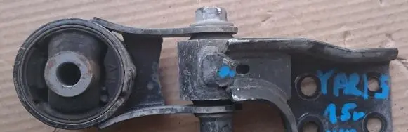 Toyota Yaris Engine mounting bracket