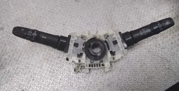 Wiper turn signal indicator stalk/switch