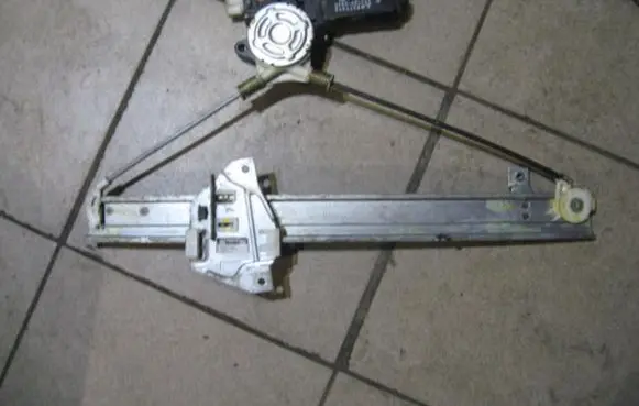 Mitsubishi Pajero Sport I Rear door window regulator with motor NURODYKITEKURIPUSE
