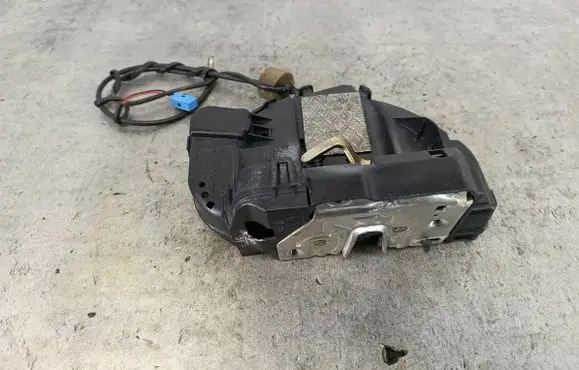 Mercedes-Benz E W211 Rear door lock 211730053500