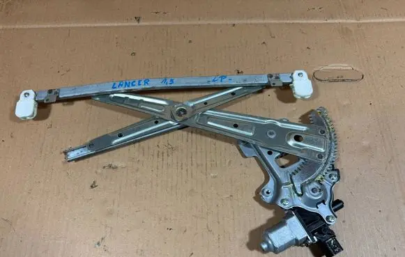 Mitsubishi Lancer VIII Front door window regulator with motor 5713A005
