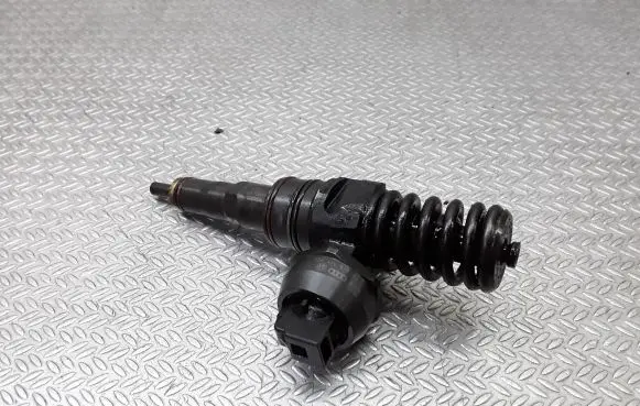Volkswagen Sharan Fuel injector 038130073J