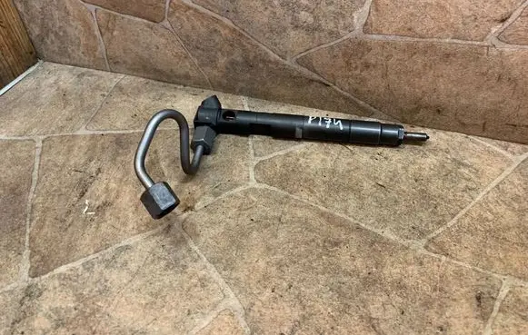 Mercedes-Benz C W204 Fuel injector A6510704987