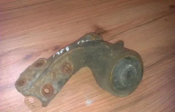 Peugeot 406 Engine mount bracket