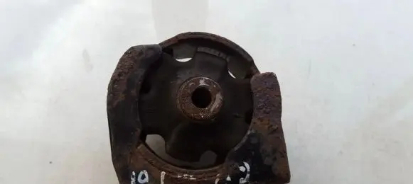 Toyota RAV 4 (XA20) Engine mount bracket