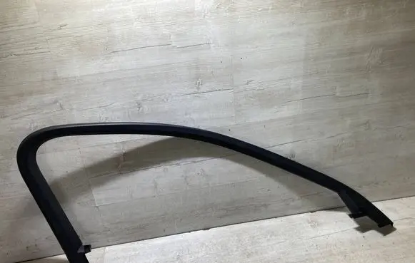 Audi A3 S3 8V Front door window/glass frame 8v5867609