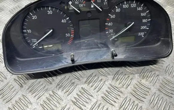 Volkswagen PASSAT B5 Speedometer (instrument cluster) 8B0919880 8B0919880D