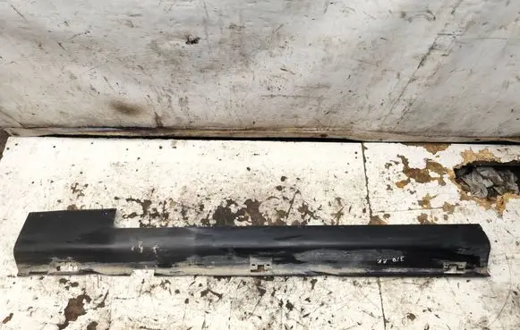 Cadillac CTS Side skirt front trim 