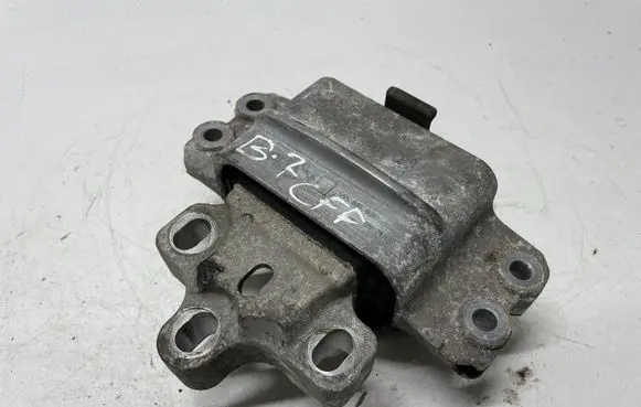 Volkswagen PASSAT B7 Engine mount bracket 3C0199555