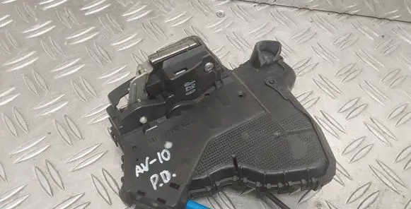 Toyota Avensis T270 Front door lock 