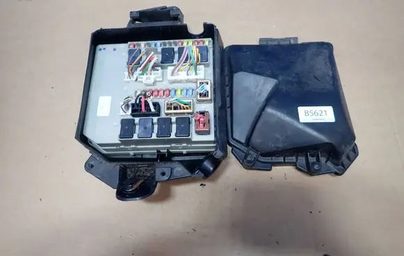 Renault Clio III Fuse module 674658A