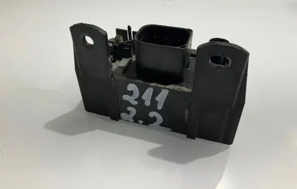 Mercedes-Benz E W211 Glow plug pre-heat relay