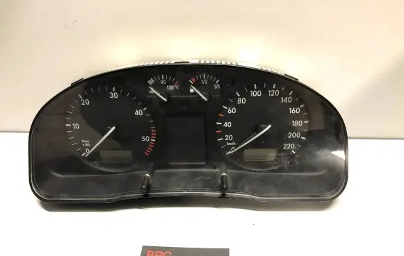 Volkswagen PASSAT B5 Speedometer (instrument cluster) 09051940090 17652384