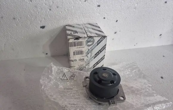 Alfa Romeo Giulietta Water pump 55254144