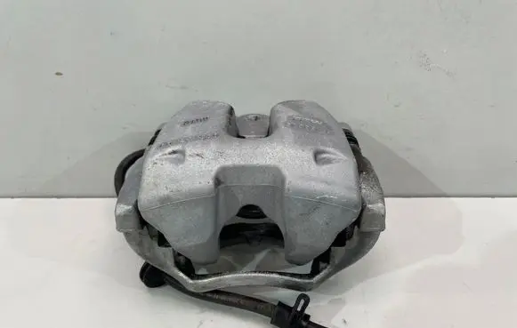 BMW 5 G30 G31 G38 Front brake caliper 6872799