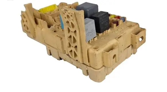 Toyota Avensis T250 Fuse module 82641CA010F 82641CA010