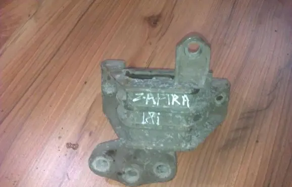 Opel Zafira A Engine mount bracket 21044618