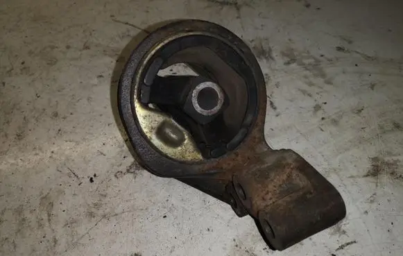 Volvo C30 Engine mount bracket 5N517M121 A1768