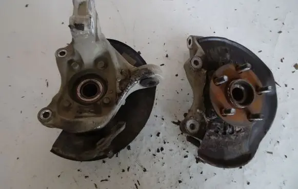 Toyota Prius (XW20) Front wheel hub spindle knuckle