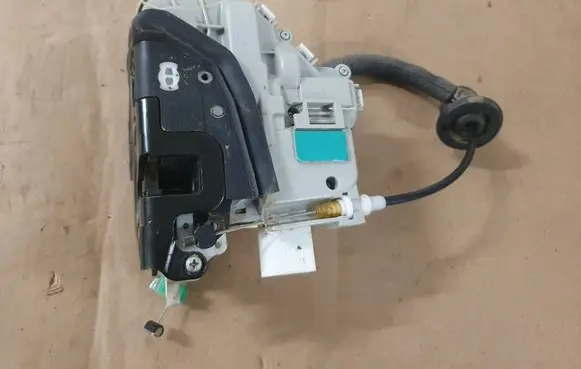 Audi A5 Front door lock 8X1837015C