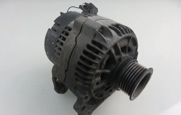 Volkswagen Golf III Generator/alternator 0123310019 028903025H