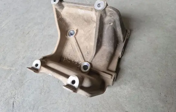 Toyota Hilux (AN10, AN20, AN30) A/C compressor mount bracket 