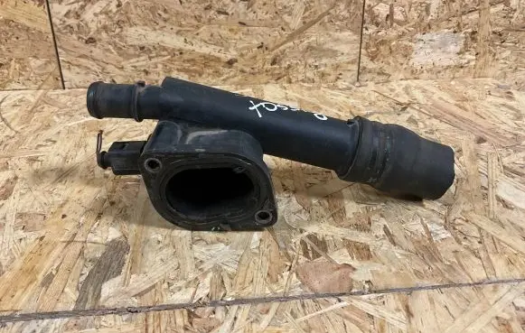 Volkswagen PASSAT B6 Engine coolant pipe/hose 038121132G