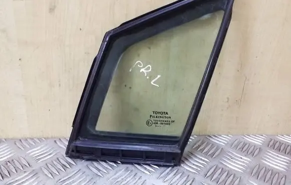 Toyota Avensis T270 Front door vent window glass four-door 