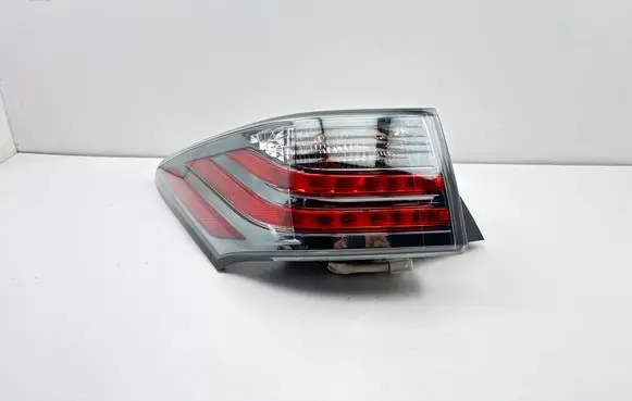 Lexus CT 200H Rear/tail lights E1313043