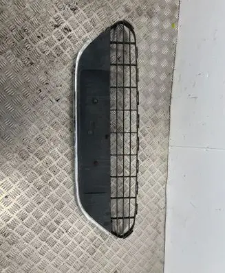 Ford Focus Front bumper lower grill 8M5117K945AFW 8M5117K968BE
