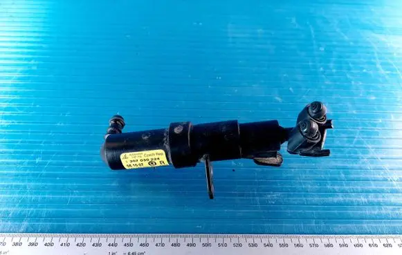 Skoda Octavia Mk2 (1Z) Headlight washer spray nozzle 1307030224