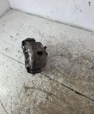 Volkswagen PASSAT B6 Front brake caliper
