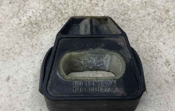 Audi A3 S3 8L Radiator mount bracket 1U0121367A 1J0806157A