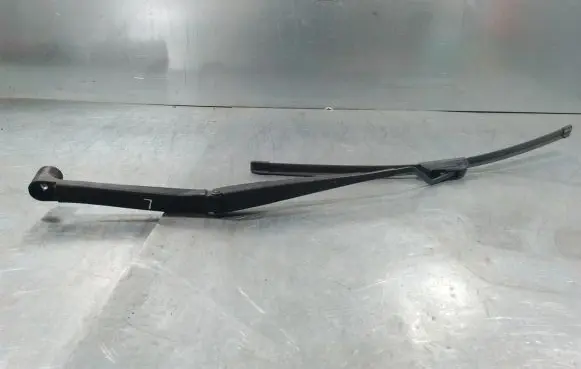 Mitsubishi Lancer VIII Front wiper blade arm