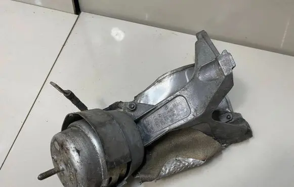 Audi A4 S4 B6 8E 8H Engine mounting bracket 8E0199308A