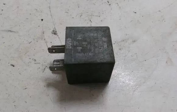 Volkswagen PASSAT B5 Other relay 3B0911251