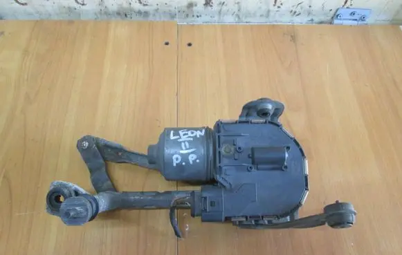 Seat Leon (1P) Front wiper linkage and motor 1P0955120
