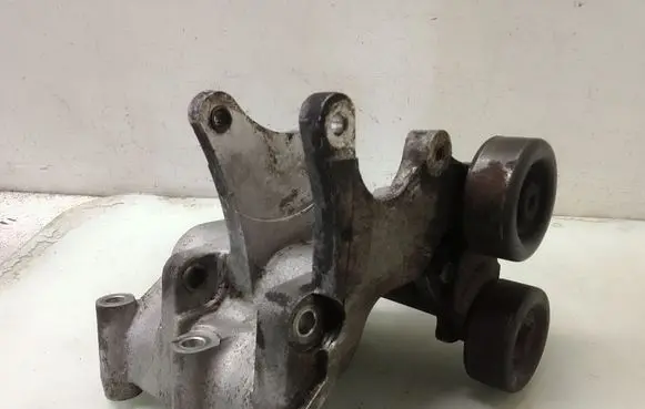 KIA Carens I Generator/alternator bracket