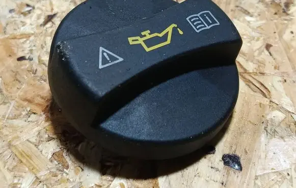 Mercedes-Benz CLS C218 X218 Oil filler cap A0000101285