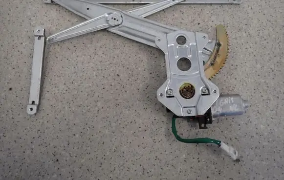 Suzuki Ignis Front door window regulator with motor 